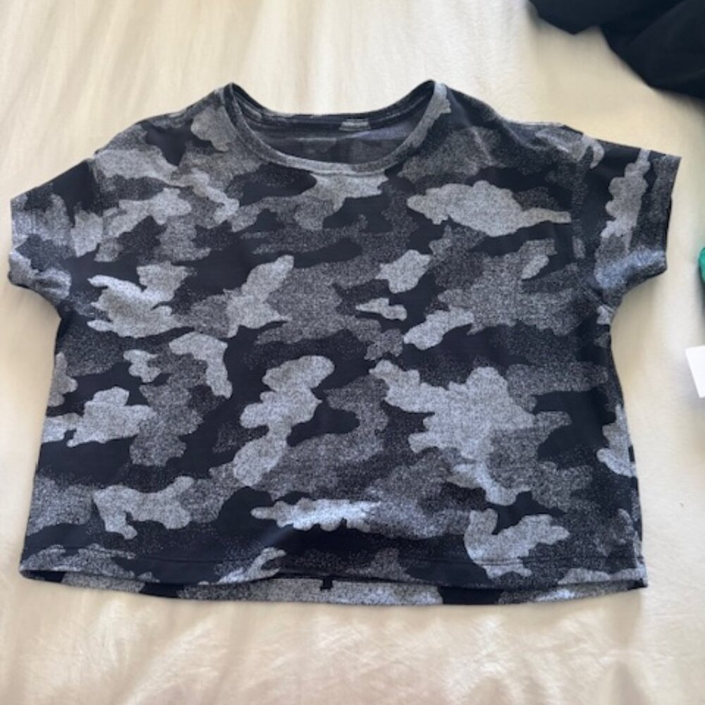 Lululemon camo cates top